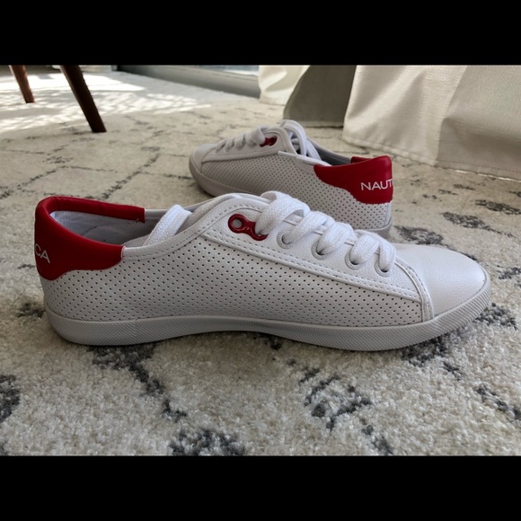 Brand new women’s size 6 Nautica athletic shoe. - Picture 3 of 3